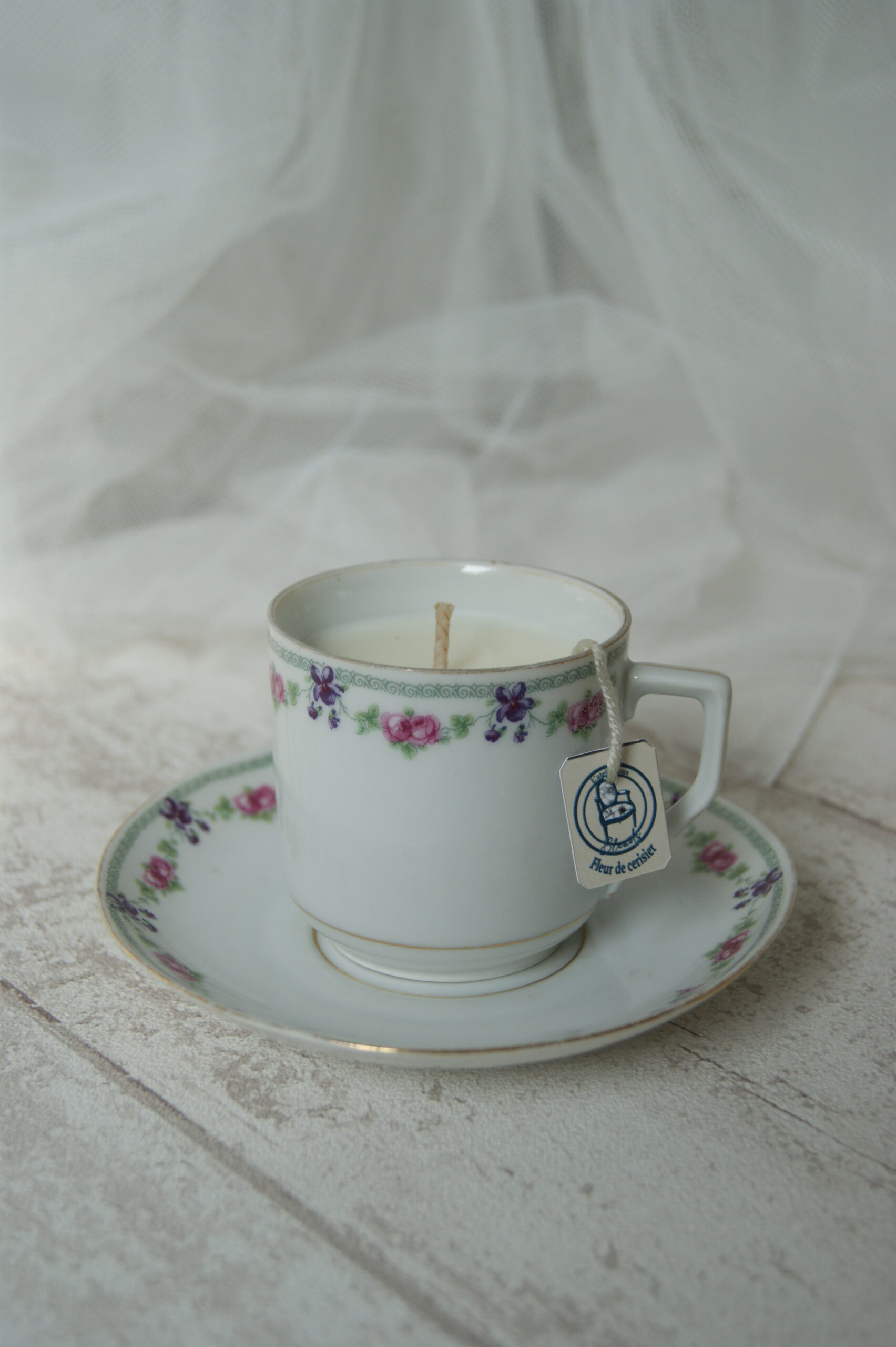 bougie senteur fleur de cerisier dans tasse ancienne fait en france a la main cire de soja