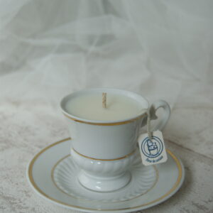 bougie senteur fleur de cerisier dans tasse ancienne de seconde main fait en france cire de soja