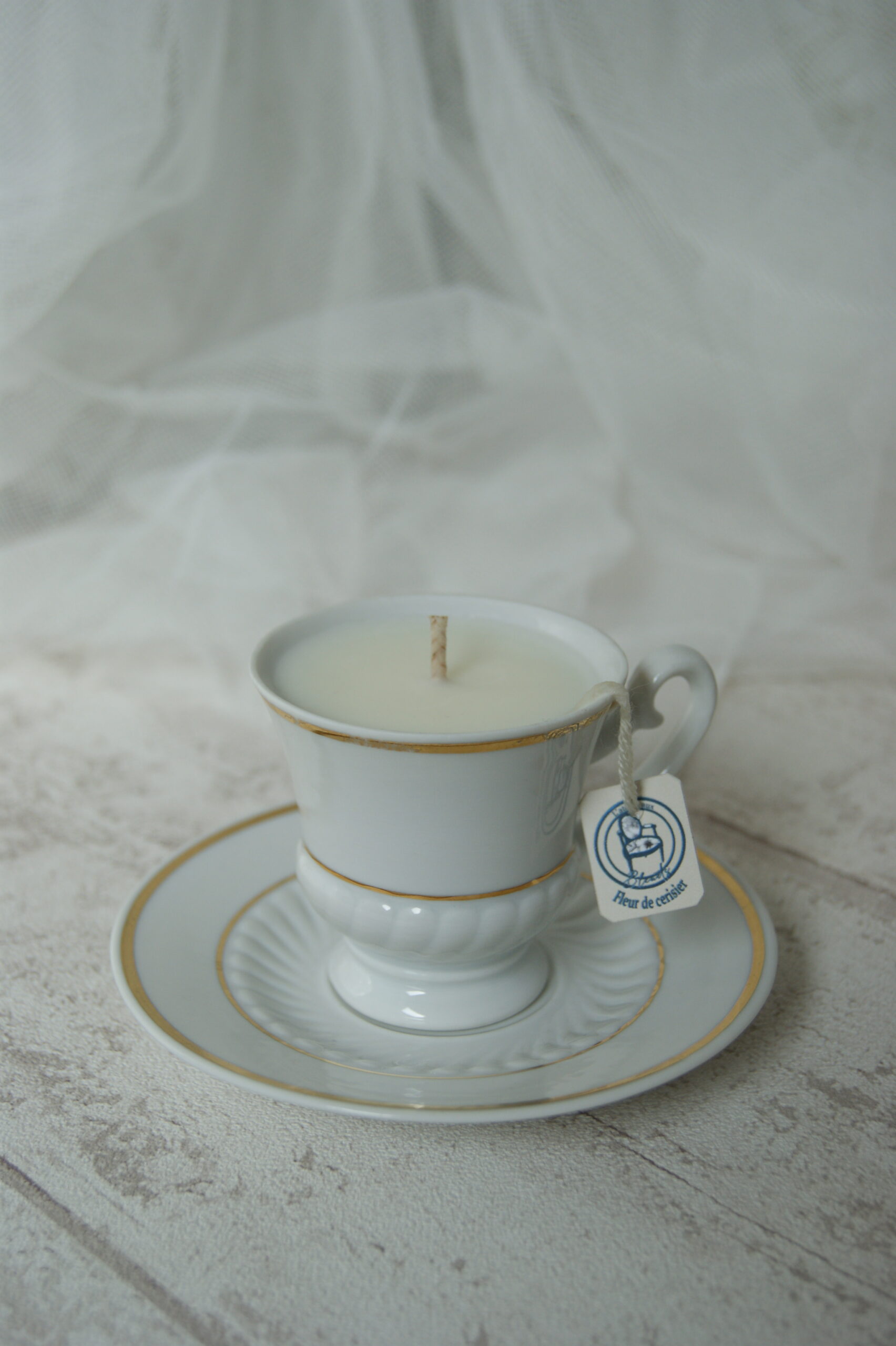 bougie senteur fleur de cerisier dans tasse ancienne de seconde main fait en france cire de soja