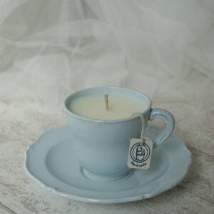 bougie senteur fleur de cerisier dans tasse ancienne de seconde main fait en france cire de soja