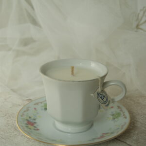 bougie senteur cappuccino dans tasse ancienne fait main en france cire de soja