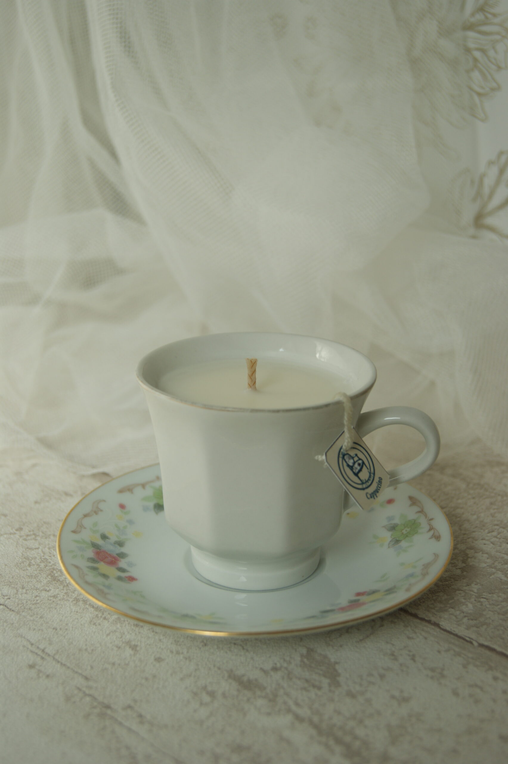 bougie senteur cappuccino dans tasse ancienne fait main en france cire de soja