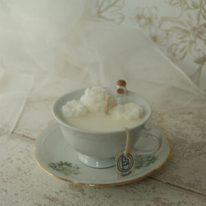 bougie senteur cappuccino dans tasse ancienne decor floral en cire fait en france cire de soja