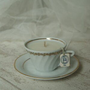 bougie senteur peche dans tasse ancienne de seconde main fait en france cire de soja