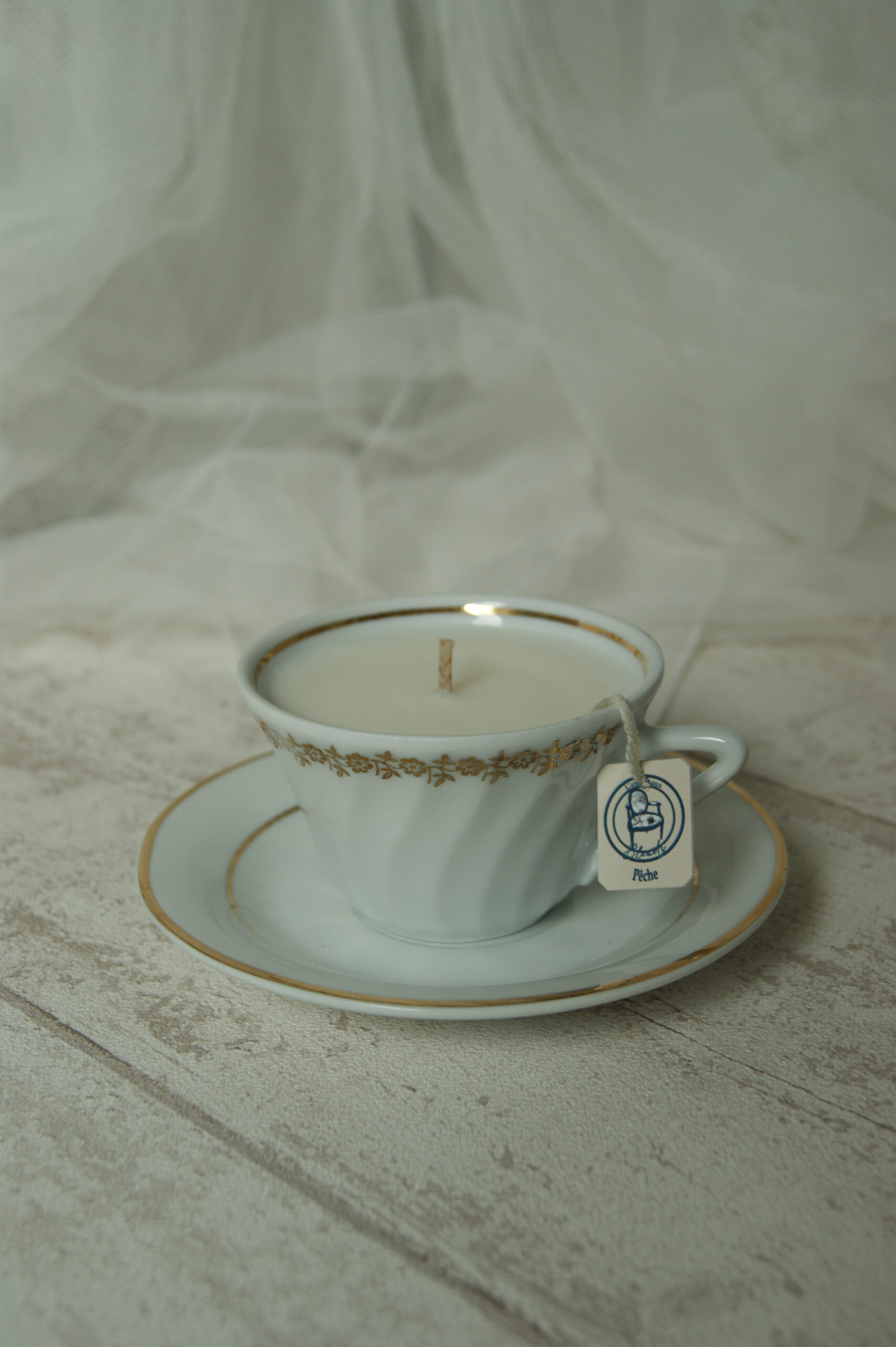 bougie senteur peche dans tasse ancienne de seconde main fait en france cire de soja