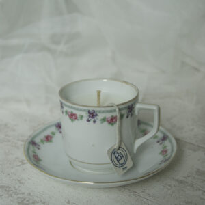 bougie senteur peche dans tasse ancienne de seconde main faite en france cire de soja parfum de grasse