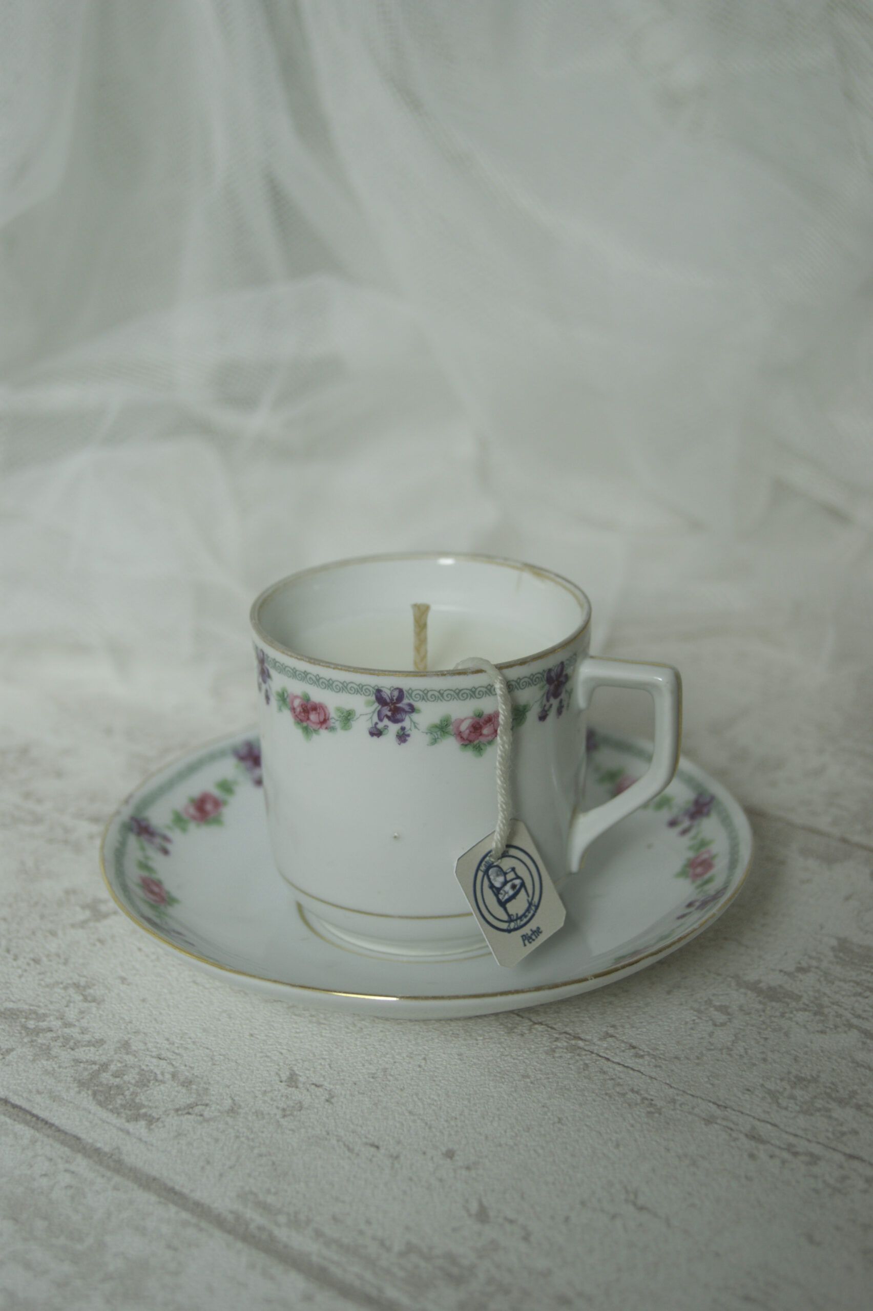 bougie senteur peche dans tasse ancienne de seconde main faite en france cire de soja parfum de grasse